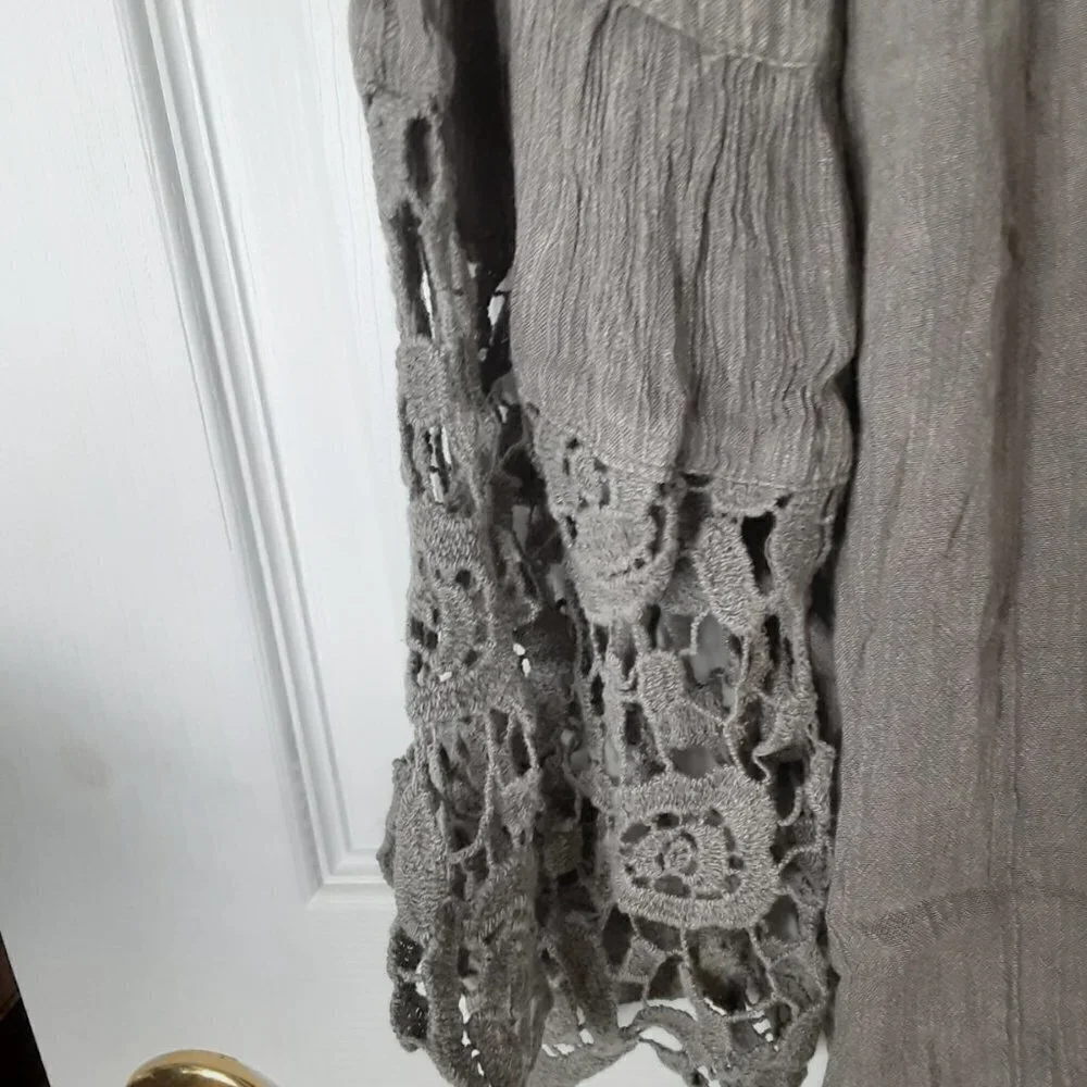 Studio West Apparel Size Small Petite w/Long Cape Sleeves Embroidered Trim